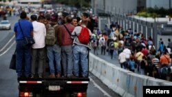 Caraqueños se desplazan hacia/desde sus lugares de trabajo durante un apagón que impactó el sistema de transporte público. Caracas, Venezuela. 6-2-18.