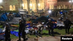 Policija hapsi demonstrante dok se demontira kamp podrške Palestincima na Univerzitetu Kalifornije u Los Anđelesu (UCLA) (Foto: REUTERS/David Swanson)