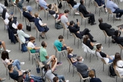 Los fieles se sientan separados unos de otros y usan mascarilla para evitar la propagación del COVID-19 durante la audiencia general del Papa Francisco, la primera con fieles desde febrero cuando estalló el brote de coronavirus.