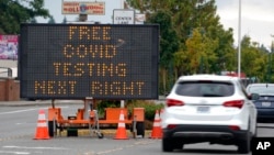 Znak koji usmerava vozače na punkt za testiranje na Kovid 19, u Takvilu, južno od Sijetla, Vašington, 22. septembra 2021. 