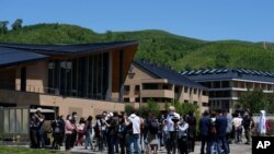 記者在張家口參觀北京冬奧會的奧運村。（2021年7月14日）