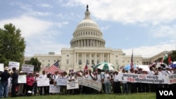 ពលរដ្ឋខ្មែរនៅរដ្ឋធានីវ៉ាស៊ីនតោន សហរដ្ឋអាមេរិក បានធ្វើបាតុកម្មប្រឆាំងនឹងការបោះឆ្នោតនៅកម្ពុជា ដោយចាត់ទុកការបោះឆ្នោតនេះជាការបោះឆ្នោតក្លែងក្លាយ។ (យូ សុធារី/VOA)