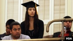 Los jóvenes deben llevar al menos dos años en la universidad o en las fuerzas armadas.