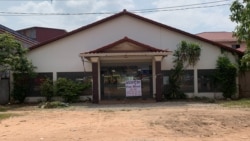 ខណៈចំនួនភ្ញៀវទេសចរណ៍ធ្លាក់ចុះ សណ្ឋាគារ ភោជនីយដ្ឋាន ហាងលក់វត្ថុអនុស្សាវរីយ៍ ត្រូវបានដាក់ជួល ឬលក់ នៅក្នុងខេត្តសៀមរាប កាលពីថ្ងៃទី៩ ខែវិច្ឆិកា ឆ្នាំ២០១៩។ (ធីតា វីន/VOA)