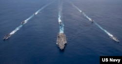 資料照片: 2020年7月20日尼米茲航空母艦打擊群由旗艦尼米茲號、飛彈巡洋艦普林斯頓號、飛彈驅逐艦斯特雷特號和拉爾夫約翰遜號以及印度海軍艦艇拉納號、薩哈德里號、什瓦利克號和卡莫爾塔號組成，在印度洋進行合作部署。