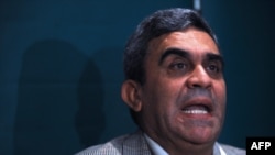 El ex ministro de Defensa de Venezuela, el general retirado Raúl Baduel, habla durante una conferencia de prensa en Caracas, el 10 de diciembre de 2008