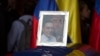 Un retrato enmarcado del activista opositor Fernando Albán, durante una ceremonia solemne en la sede de la Asamblea Nacional, en Caracas, Venezuela, el martes 9 de octubre de 2018. (Foto AP/Ariana Cubillos)