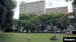 សណ្ឋាគារ​ Meikles Hotel នៅ​កណ្តាល​ទីក្រុង​ Harare ប្រទេស​ស៊ីមបាវ៉េ។