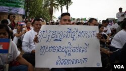 រូបឯកសារ៖ ក្រុម​កម្មករ​ សហជីព និង​អ្នកធ្វើ​ការ​ពាក់ព័ន្ធ​សិទ្ធិ ប្រារព្ធ​ទិវា​ពលកម្ម​អន្តរជាតិ​លើកទី​១៣៣ នៅ​សួន​ច្បារ​មុខ​ក្រុម​ប្រឹក្សា​អភិវឌ្ឍន៍​តាម​បណ្តោយ​មាត់​ទន្លេ នា​ថ្ងៃ​ទី​១ ខែ​ឧសភា ឆ្នាំ​២០១៩។ (កាន់ វិច្ឆិកា/VOA)​​