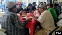 Migrants eat menudo, a traditional Mexican soup for lunch at the Mana Pastoral Center, a shelter for adult men in Mexicali, Mexico. (Photo: R. Taylor / VOA) 