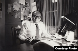 លោក Bernard Krisher អ្នក​កាសែតចាស់វស្សា​អាមេរិក បានបង្កើតកាសែត​ The Cambodia Daily​ ដែល​ជា​សារព័ត៌មាន​ភាសា​អង់គ្លេស​ដំបូង​គេ​បង្អស់​នៅ​កម្ពុជា​។ លោក​បាន​ទទួល​មរណភាព​ក្នុង​វ័យ៨៧ឆ្នាំ នៅ​ប្រទេសជប៉ុន។ (រូបថតដោយ the Cambodia Daily)