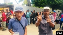 José Amaya (izquierda) y José Trinidad Molero (derecha) son algunos de los beneficiados por este comedor gratuito.