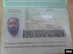 Một bức ảnh cho thấy hộ chiếu và thẻ căn cước Pakistan được cho là của Mullah Akhtar Mansoor. Mansoor đã bị giết chết hôm thứ Bảy tuần trước trong một cuộc không kích bằng máy bay không người lái của Hoa Kỳ gần khu vực biên giới Pakistan-Afghanistan.