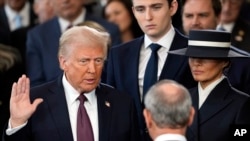 特朗普在首席大法官約翰·羅伯茨的見證下在國會大廈宣誓就任美國第47任總統。 (2025年1月20日)