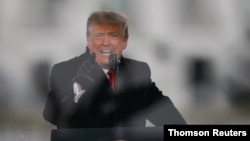 El presidente Donald Trump toma la palabra durante una multitudinaria protesta en contra de la certificación electoral, celebrada en Washington, el 6 de enero de 2021.