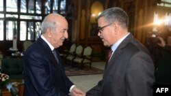 Le président algérien Abdelaziz Tebboune (L) recevant le nouveau Premier ministre Abdelaziz Djerad dans la capitale Alger, le 28 décembre 2019.