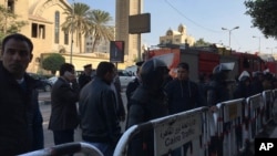 Les forces de sécurité sont réunies à l'extérieur de la cathédrale copte Saint-Marc au centre du Caire, après l'attentat, le 11 décembre 2016. 