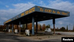 Tempat penggantian ban yang tutup di Erie County, Pennsylvania, kawasan yang diperebutkan oleh kandidat presiden Amerika serikat dari kedua kubu, Demokrat dan Republik, 23 Oktober 2024. (Shannon Stapleton/REUTERS)