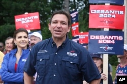 Кандидат у президенти від Республіканської партії та губернатор штату Флорида Рон Десантіс із дружиною Кейсі на параді 4 липня 2023 року в Меррімак, штат Нью-Гемпшир.