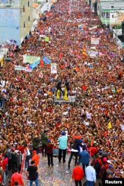 El presidente de Venezuela Nicolás Maduro, saluda a partidarios junto a su esposa Cilia Flores durante un mitín de campaña en San Felipe, Venezuela. Mayo 9 de 2018.