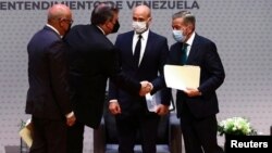 Participantes de la reunión que busca consensos sobre cómo superar las crisis económica y social que se apoderan de Venezuela, en Ciudad de México, 13 de agosto de 2021.