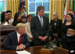 រូបឯកសារ៖ អ្នក​ស្រី Jewher Ilham កូន​ស្រីរបស់​លោក Ilham Tohti ជូបលោកប្រធានាធិបតី​ ត្រាំ។