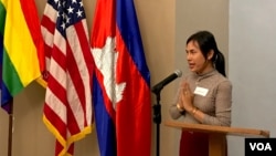 អ្នកគ្រូ ឈុន មុន្នីវច្ឆិរ៉ា ដែល​ជា​សកម្មជន​សិទ្ធិ​អ្នកស្រឡាញ់​ភេទ​ដូចគ្នា​ប្រចាំ​ខេត្តព្រះសីហនុ​ថ្លែង​នៅក្នុង​ការប្រារព្ធ​ការជួបជុំ​ដើម្បី​អបអរ​ខែមោទនភាព​សម្រាប់​អ្នកស្រឡាញ់ភេទ​ដូចគ្នា ឬ ខែមោទនភាព Pride Month ដែល​ធ្វើឡើង​នៅ​ឯ​និវេសនដ្ឋាន​របស់​ស្ថានទូត​អាមេរិក កាលពី​ថ្ងៃទី២៦ ខែមិថុនា ឆ្នាំ២០១៩។ (នៅ វណ្ណារិន/VOA)