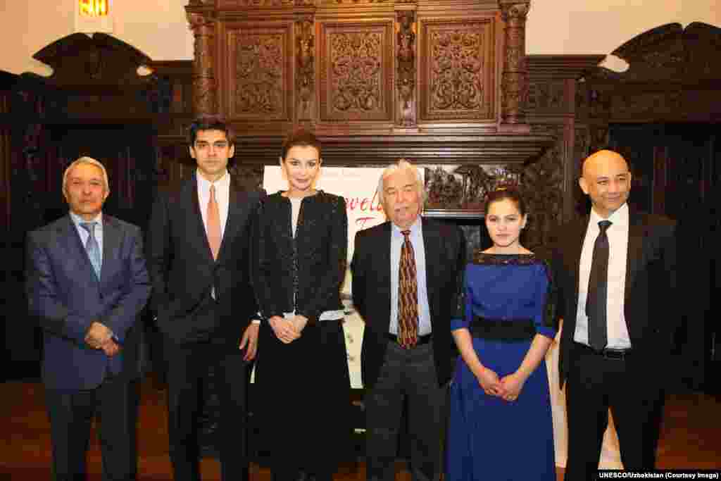 Lola Karimova-Tillyeva va turmush o'rtog'i Timur Tillyaev mezbonlik qilgan kecha yulduzlari - atoqli yozuvchi Erkin A'zam, taniqli rassomlar Javlon Umarbekov va Bobur Ismoilov hamda yosh pianist Fotima Ahmadova. 12-mart, O'zbekiston elchixonasi, Vashington.