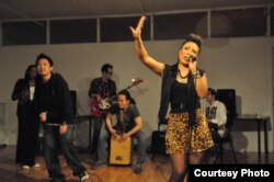 បទ​ចម្រៀង​របស់​អ្នក​នាង ហ៊ុយ បូច័ន្ទ ដែល​មាន​ចំណង​ជើង​ថា «‍ដូចផ្កាកុលាប» ​ត្រូវបាន​ជ្រើស​យក​ទៅ​បញ្ចូល​នៅ​ក្នុង​ខ្សែភាព​យន្ត​ស្តី​ពី​ជីវិតរបស់លោក ហាំង ង៉ោ។