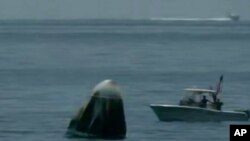 Una captura de video de NASA TV, muestra la cápsula de SpaceX flotando en el Golfo de México el domingo 2 de agosto de 2020. 