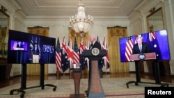Presidenti Biden duke folur gjatë takimit virtual me kryeministrat e Britanisë dhe Australisë (15 shtator 2021)