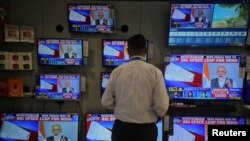 د هند په ممبی ایالت کې یو دوکاندار د مودي وینا اوري