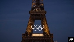 สัญลักษณ์โอลิมปิกส่องสว่างบนหอไอเฟล กรุงปารีส วันที่ 7 มิถุนายน 2024 (ที่มา: AP)