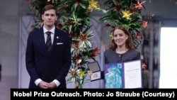 诺贝尔委员会主席弗里德内斯与委内瑞拉反对派领袖马查多的女儿安娜·科里娜·索萨·马查多在诺贝尔和平奖的颁奖典礼上。(2025年12月10日)