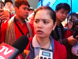 កញ្ញា ឈឹម ស៊ីថរ ប្រធាន​សហជីព​ដែល​ត្រូវ​បាន​ក្រុមហ៊ុន​កាស៊ីណូ ណាហ្គាវើលដ៍ ​ព្យួរ​ការងារ​ ប្រាប់​អ្នក​សារព័ត៌មាន​ខណៈបុគ្គលិកក្រុមហ៊ុន ណាហ្គា ​វើសដ៍ (NagaWorld) ធ្វើ​កូដកម្ម​នៅ​ខាង​មុខ​កាស៊ីណូ​ ណាហ្គាវើសដ៍ ក្នុង​រាជធានី​ភ្នំពេញ នៅ​ថ្ងៃទី​៩ ខែមករា ឆ្នាំ​២០២០។ (កាន់ វិច្ឆិកា/VOA)​