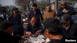 北京公園裡的老人在打麻將。 （2021年4月6日）