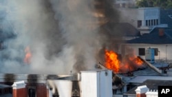 Moto ukiwaka katika jengo moja la Bunge la Taifa Cape Town, Jan. 2, 2022. (AP Photo/Jerome Delay)