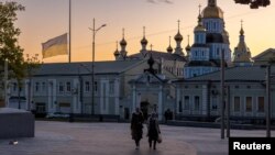 Украинското национално знаме се вее на половина копје во Харкив во знак на сеќавање на жртви од ракетен напад на 8 октомври, 2023