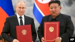 ARCHIVO - Los presidentes de Rusia y Corea del Norte, Vladimir Putin y Kim Jong Un, posan para una foto durante una ceremonia de firma de acuerdos en Pyongyang, Corea del Norte, el 19 de junio de 2024. (ARCHIVO: AP)