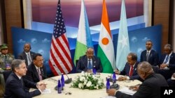 Sec. Estado norte-americano Antony Blinken, à esquerda, e o Sec. da Defesa norte-americano Lloyd Austin, à direita, reúnem-se com o Presidente de Djibouti Ismail Omar Guelleh, com o Presidente da Somália Hassan Sheikh Mohamud e com o Presidente do Níger Mohamed Bazoum