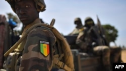Les militaires sénégalais des forces de la Communauté économique des Etats de l'Afrique de l'Ouest (CEDEAO) patrouillent a Barra, Gambie, 22 janvier 2017.