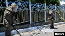 南韓士兵在仁川街頭檢查據信是北韓發射的氣球帶來的垃圾。(2024年6月2日)