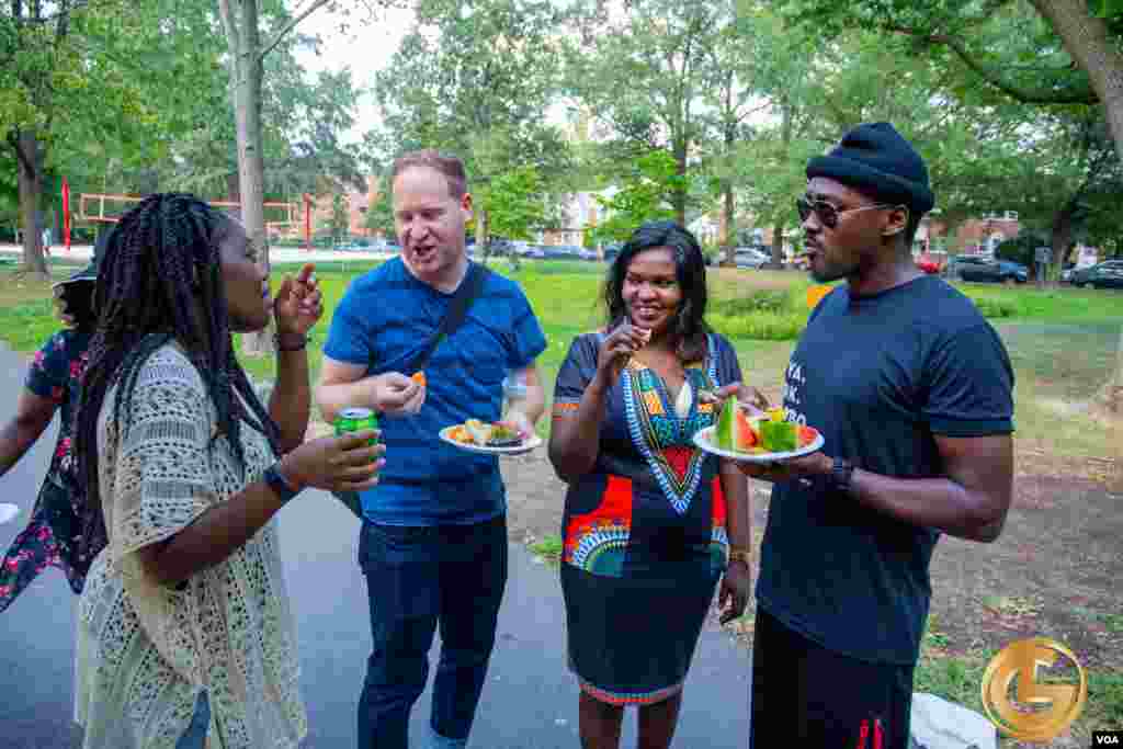 Ma'aikatan Muryar Amurka da iyalansu a filin Quincy Park dake jihar Virginia.