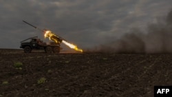 Аналітики зазначають, що темп російських наступальних операцій на Харківщині продовжує знижуватися. Фото: українські військові проводять постріл із системи "Град" по російських позиціях в Харківській області, 15 травня 2024 року 