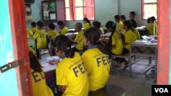 ထိုင်းနိုင်ငံအခြေစိုက် ပညာရေးနှင့် ဖွံ့ဖြိုးတိုးတက်ရေး ဖောင်ဒေးရှင်း FED ကဖွင့်ထားတဲ့ကျောင်းမှာ ပညာသင်ယူနေကြတဲ့ ကျောင်းသားကျောင်းသူများ။ (VOA-Video screenshot)
