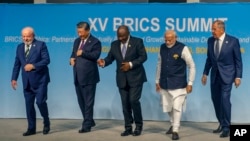 資料照片：在南非約翰內斯堡舉行的金磚國家峰會期間，巴西總統盧拉、中國國家主席習近平、南非總統拉馬福薩、印度總理莫迪和俄羅斯外長拉夫羅夫合影留念。(2023年8月23日)