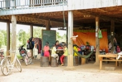 ការសិក្សាជាបណ្តុំរបស់សិស្សថ្នាក់ទី២ ក្នុងស្រុកសំឡូត ខេត្តបាត់ដំបង កាលពីថ្ងៃទី១៧ ខែមិថុនា ឆ្នាំ២០២០។ ការសិក្សាជាបណ្តុំនេះ ធ្វើឡើង ក្រោយរដ្ឋាភិបាលប្រកាសបិទសាលារៀនជាបណ្តោះអាសន្ន ក្នុងអំឡុងពេលមានការរីករាលដាលនៃជំងឺកូវីដ១៩។ (ហ៊ាន សុជាតា/វីអូអេ)