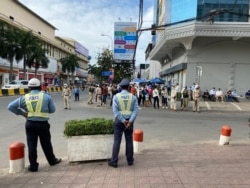 មន្ត្រី​សន្ដិសុខ​យាមកាម​ជុំវិញ​សាលា​ដំបូង​រាជធានី​ភ្នំពេញ នៅ​ថ្ងៃទី២៦ ខែវិច្ឆិកា ឆ្នាំ២០២០។ (អូន ឆេងប៉រ/វីអូអេ)