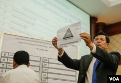 គណបក្ស​ប្រជាធិបតេយ្យ​មូលដ្ឋាន ទទួលបាន​លេខ៧ ​សម្រាប់​ការបោះ​ឆ្នោត​ជ្រើស​រើស​តំណាងរាស្ត្រ​អណត្តិ​ទី៦, នៅរាជធានី​ភ្នំពេញ, នៅថ្ងៃទី​២៩​ ខែ​ឧសភា​ ឆ្នាំ​២០១៨។ (ខាន់ សុគុំមនោ​/VOA)