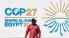 Un hombre camina frente a un anuncio de la conferencia del clima de la ONU COP27 en Sharm El Sheikh, Egipto, el 6 de noviembre de 2022.